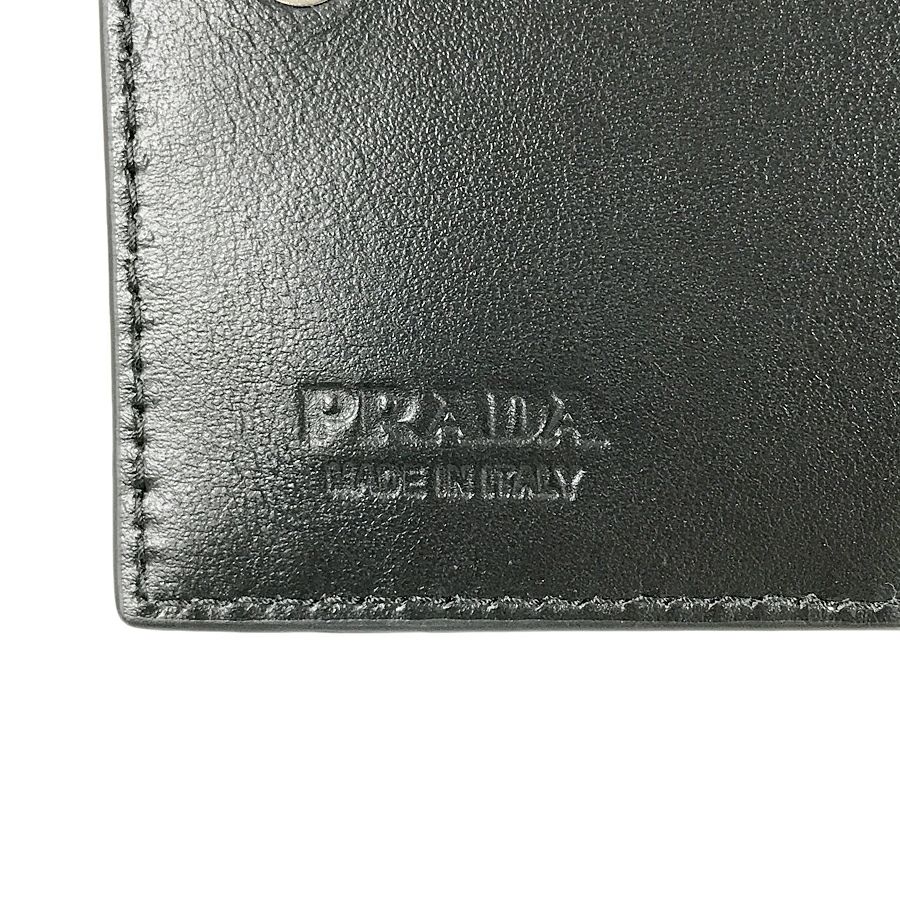 プラダ 二つ折り財布
