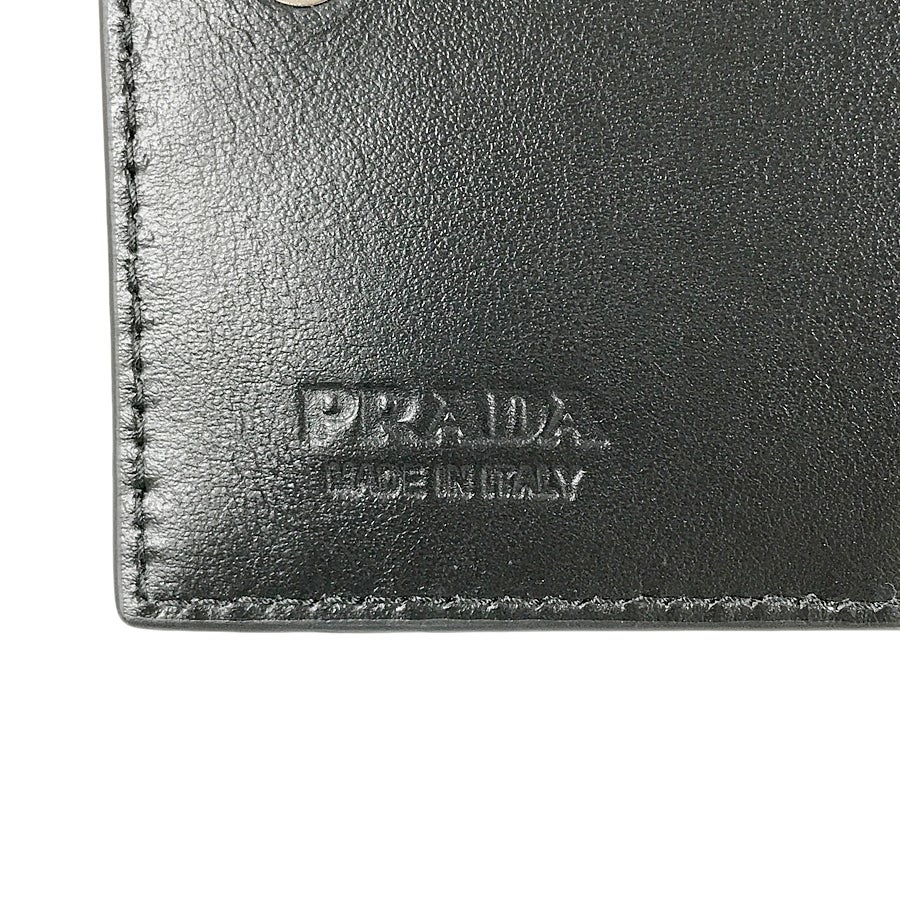 プラダ 二つ折り財布