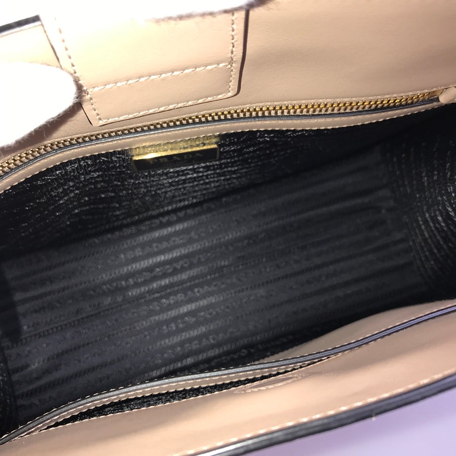 プラダ ハンドバッグ