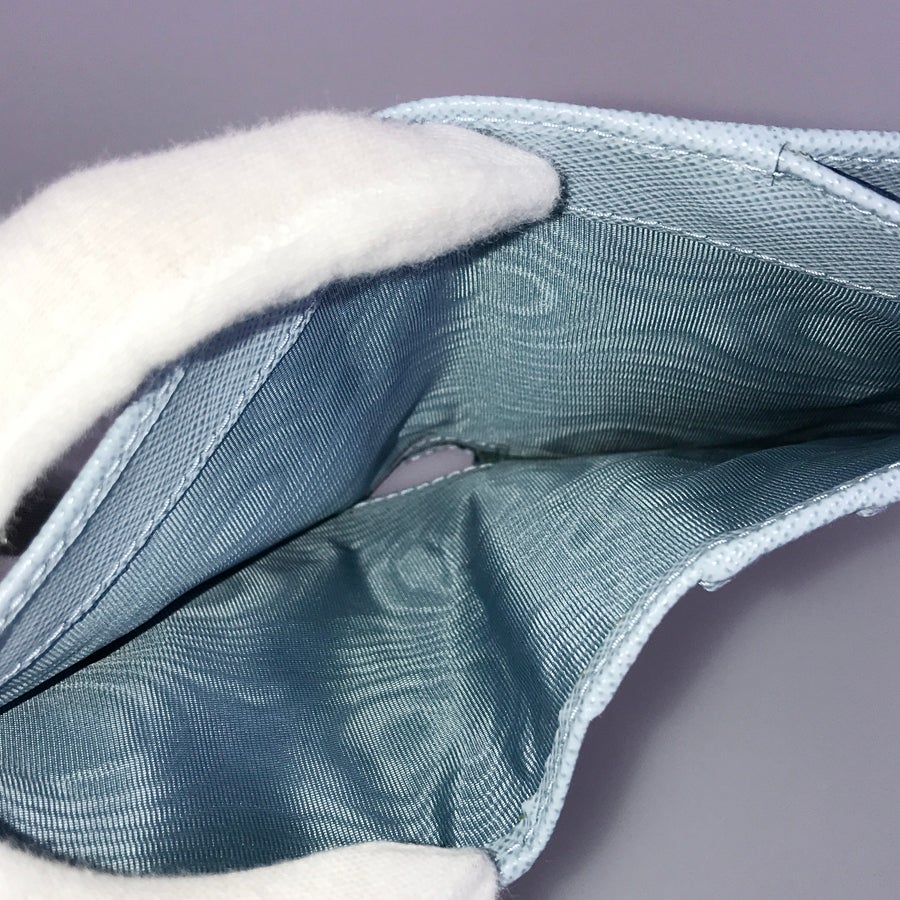 プラダ 二つ折り財布