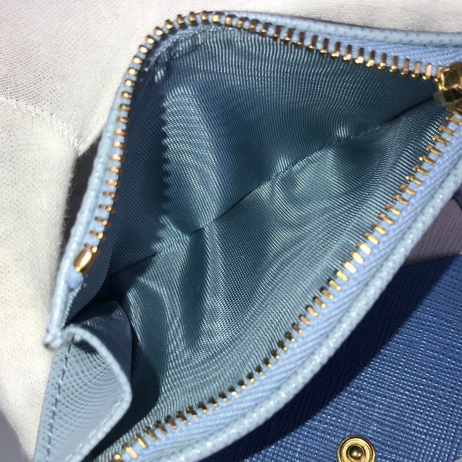 プラダ 二つ折り財布