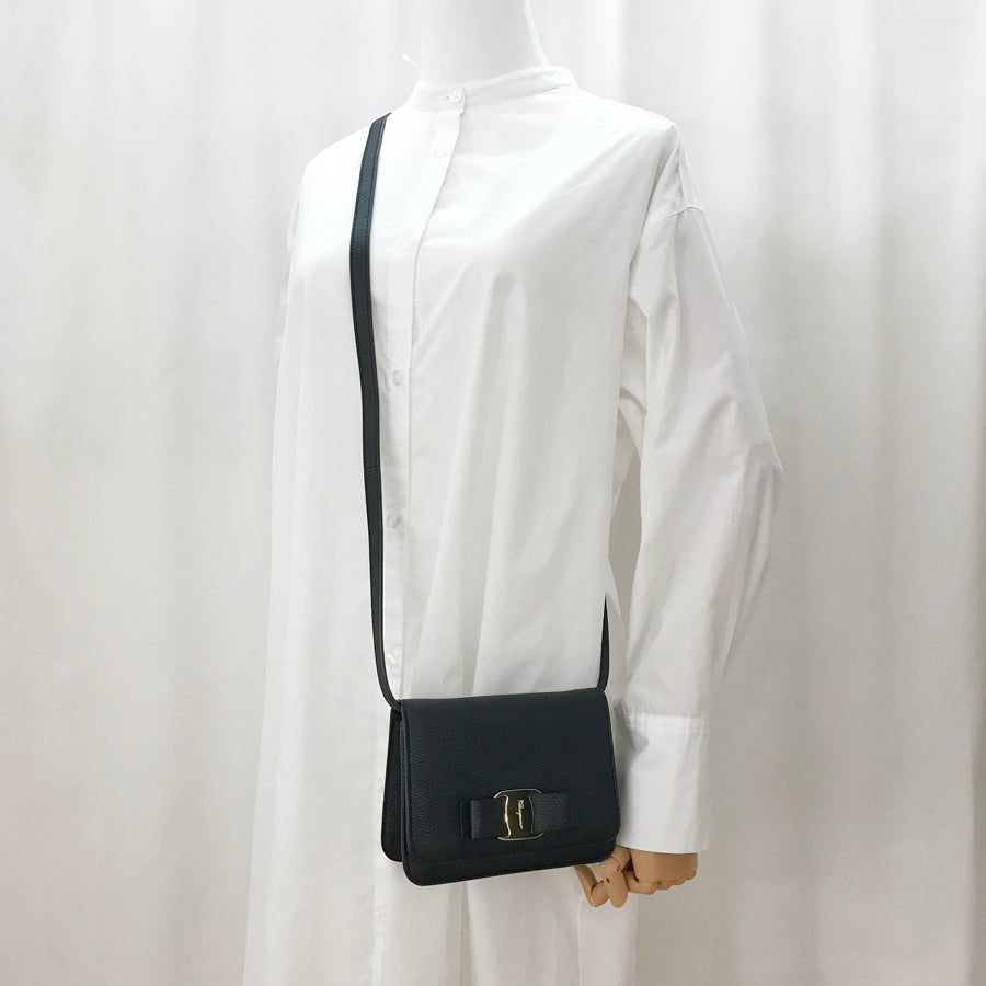 サルヴァトーレフェラガモ ショルダーバッグ