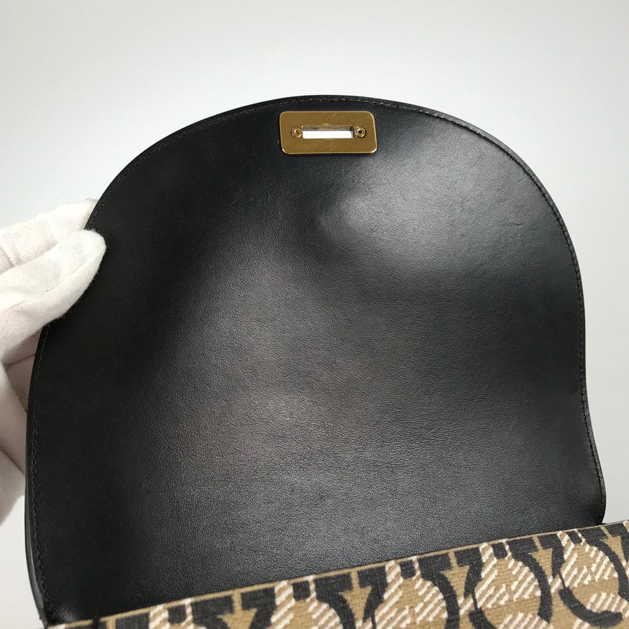 サルヴァトーレフェラガモ ショルダーバッグ