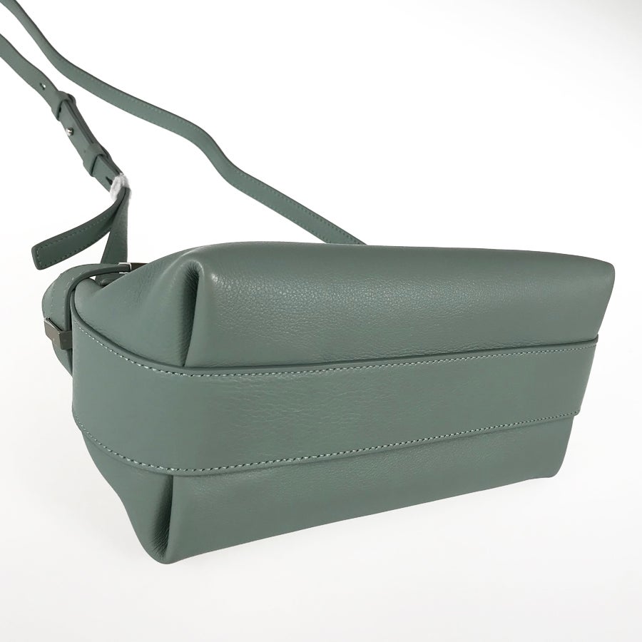 サルヴァトーレフェラガモ ショルダーバッグ