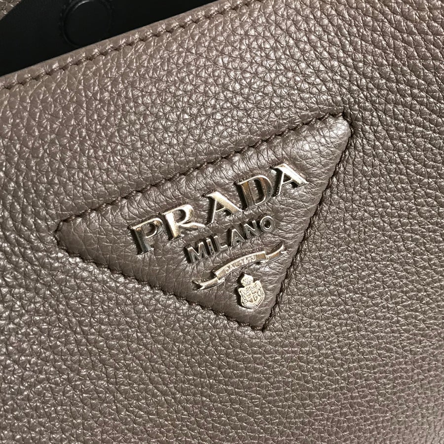 プラダ トートバッグ