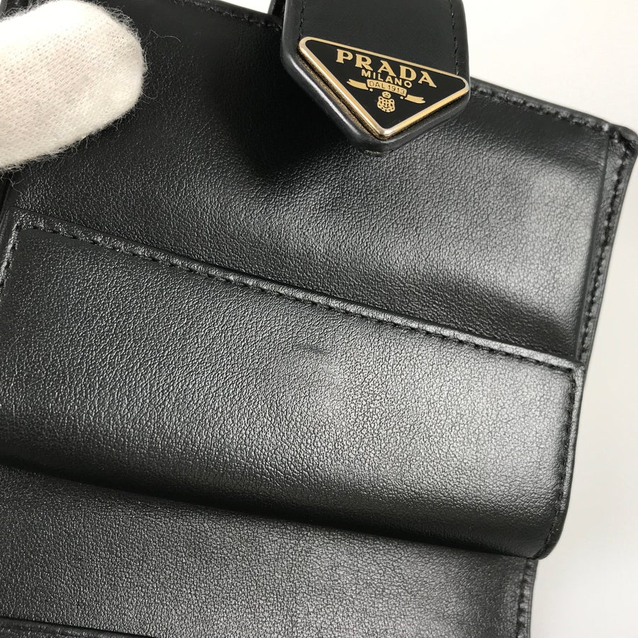 プラダ 二つ折り財布