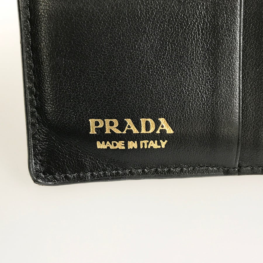 プラダ 二つ折り財布