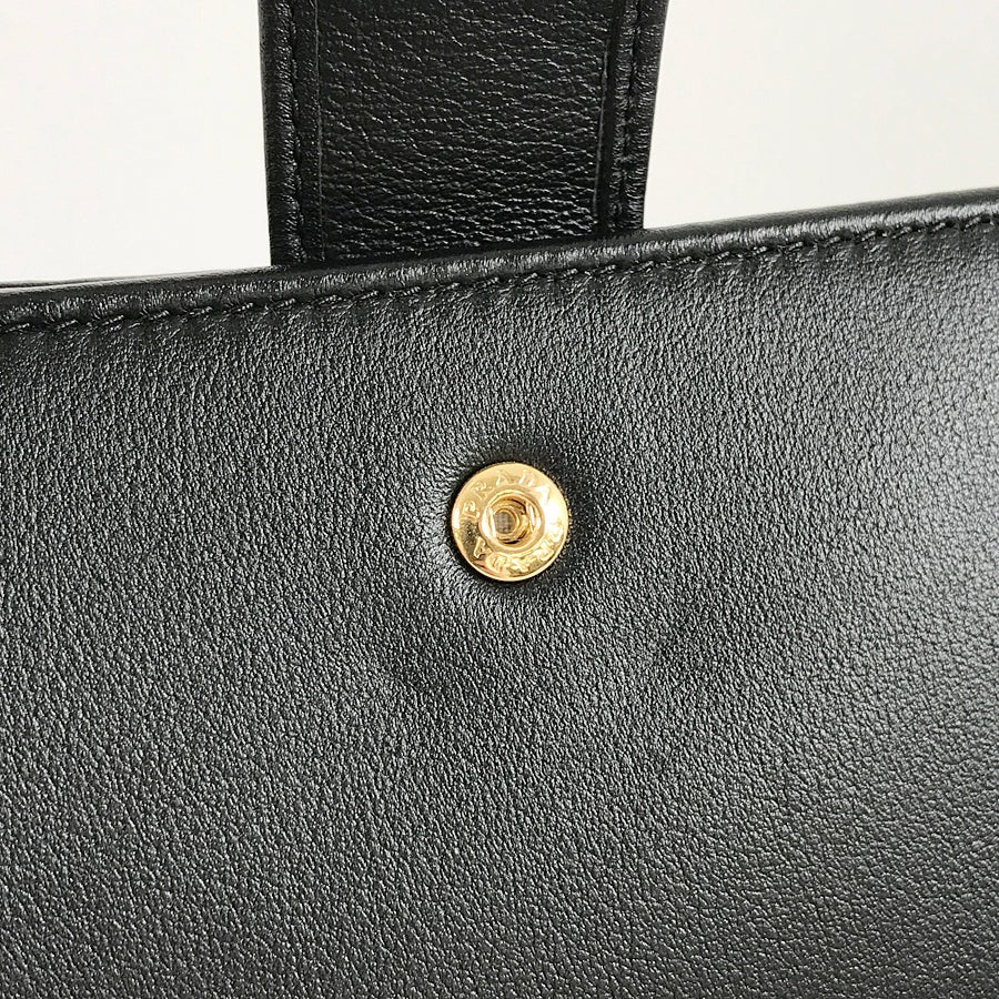 プラダ 二つ折り財布