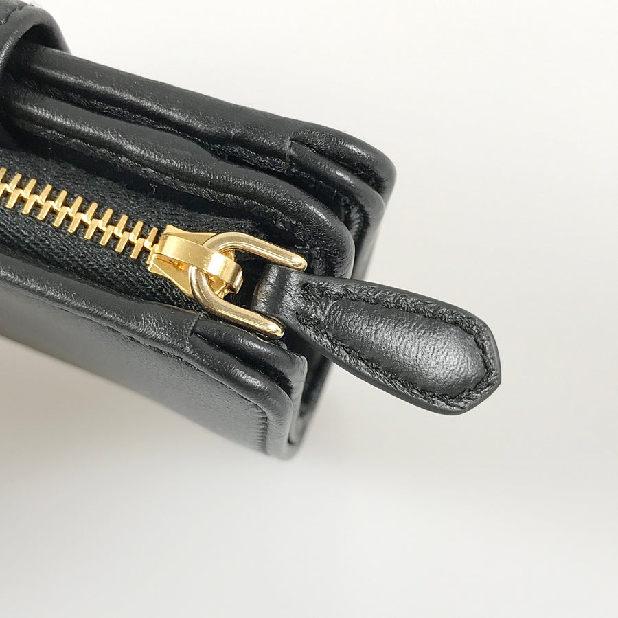 プラダ 二つ折り財布